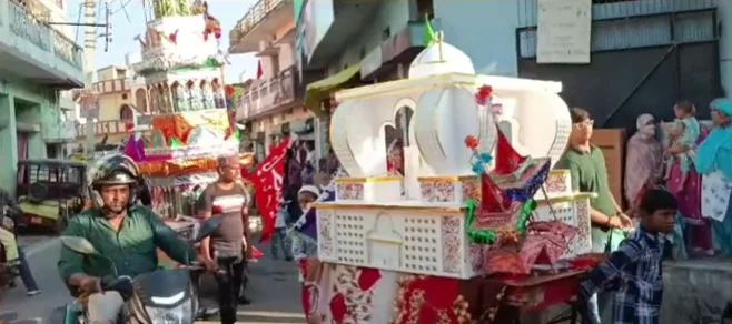 पीपीगंज नगर में अभाविप कार्यकर्ताओं ने मुहर्रम जुलूस में किया जलपान वितरण 2 image 1