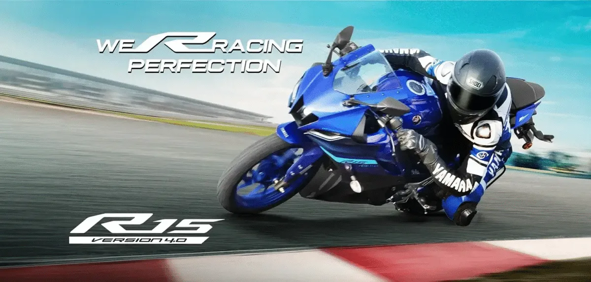 Yamaha R15 V4 सड़क पर रफ्तार भरती हुई, तगड़ी पावर और हैंडलिंग के साथ।
