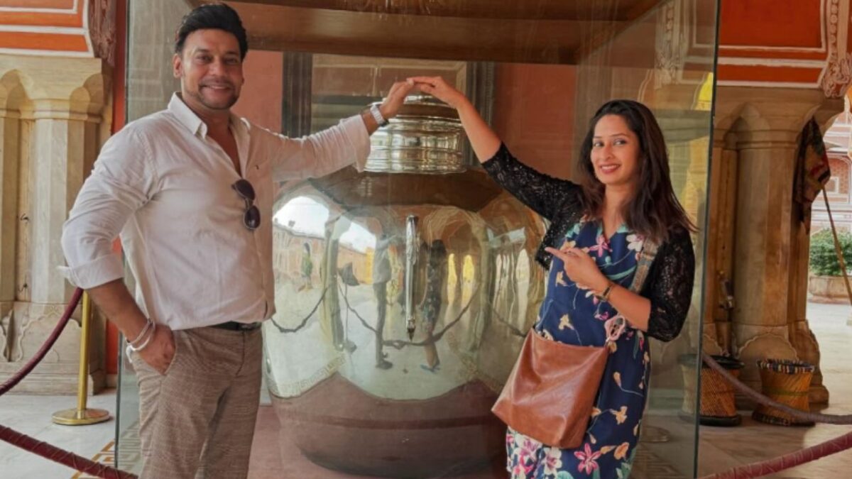 Priya Marathe photo with husband
