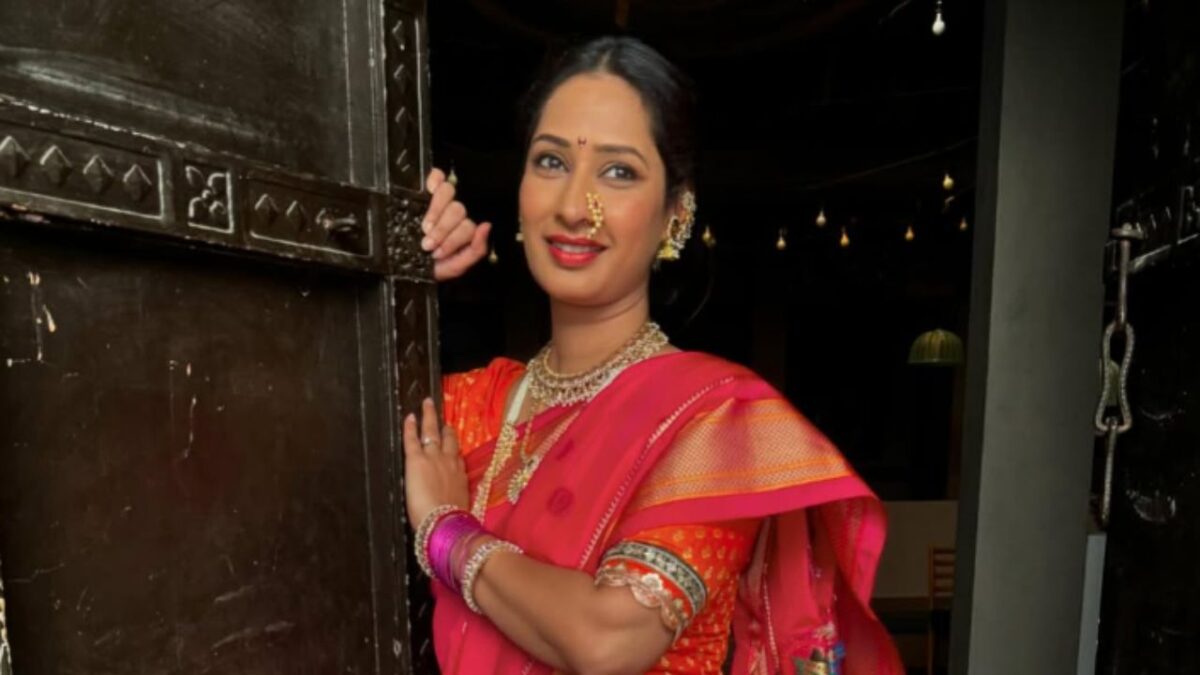 Priya Marathe गुलाबी साडी आहे पण गाणं वेगळ..