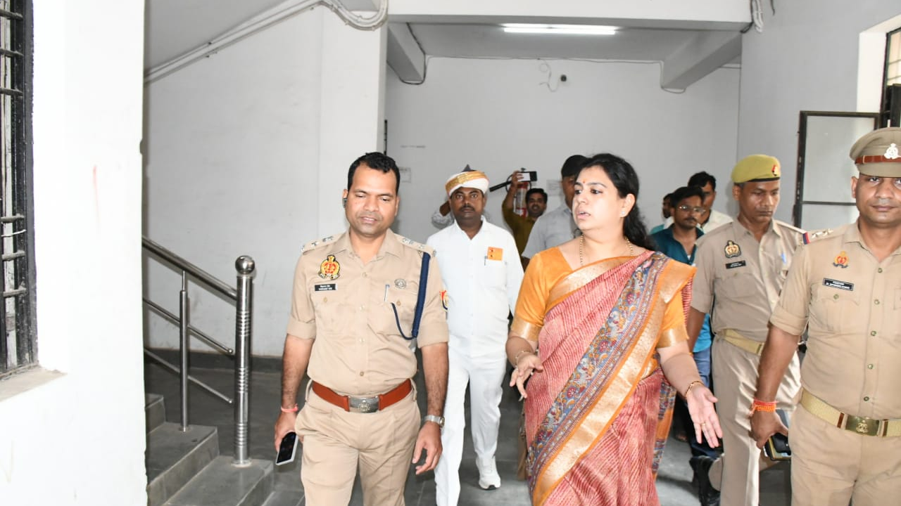 dm-divya-mittal-inspects-evm-vvpat-deoria