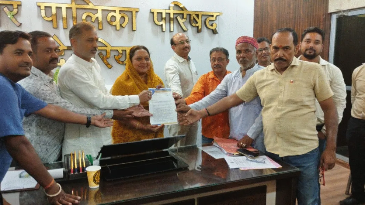 व्यापारियों ने हाल ही में लागू किए गए गृह कर और जल कर में की गई वृद्धि के खिलाफ एक ज्ञापन सौंपा