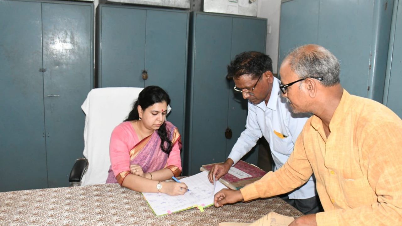 deoria dm divya mittal