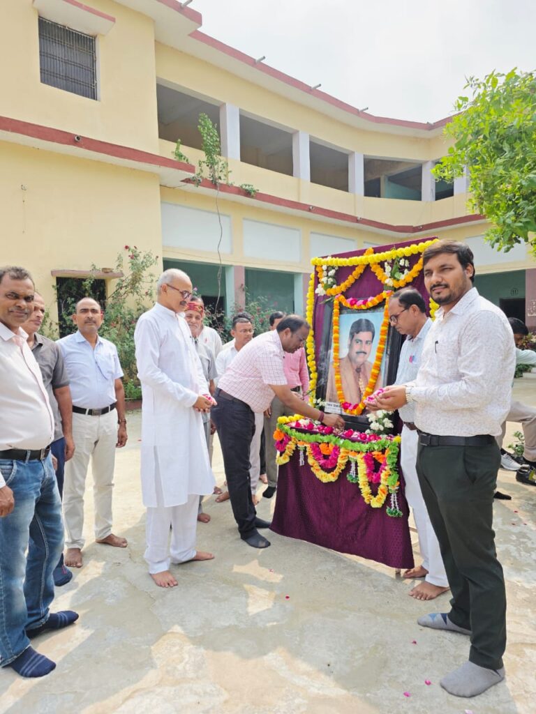 बापू महाविद्यालय इण्टर कॉलेज में स्वर्गीय प्रकाश सिन्हा, दिवंगत प्रधानाचार्य की 24वीं पुण्यतिथि पर संस्थापक स्मृति समारोह आयोजित 9 WhatsApp Image 2025 10 24 at 12.11.54 95dd54b3