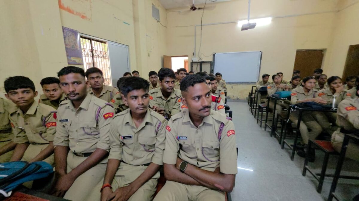 सलेमपुर: बापू महाविद्यालय में 'विकसित भारत बिल्डथॉन 2025' पर सेमिनार और नुक्कड़ नाटक से छात्रों में उत्साह 8 'विकसित भारत बिल्डथॉन 2025' पर सेमिनार और नुक्कड़ नाटक - बापू महाविद्यालय सलेमपुर