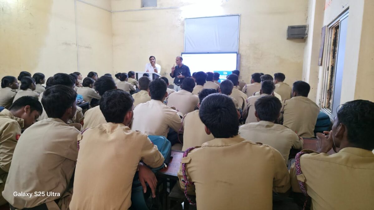 सलेमपुर: बापू महाविद्यालय में 'विकसित भारत बिल्डथॉन 2025' पर सेमिनार और नुक्कड़ नाटक से छात्रों में उत्साह 9 बापू महाविद्यालय में 'विकसित भारत बिल्डथॉन 2025' पर सेमिनार और नुक्कड़ नाटक से छात्रों में उत्साह