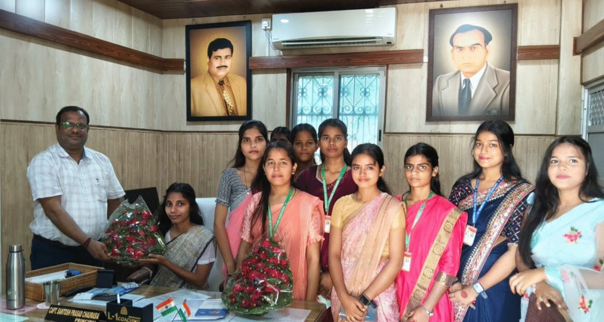 सलेमपुर में मिशन शक्ति की अनोखी पहल: 12वीं की छात्रा बनी एक दिन की प्रधानाचार्य 1 image 4